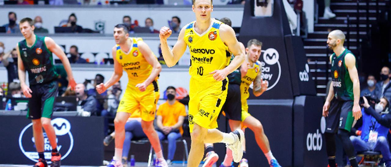 Salin celebra un triple clave para la victoria del Lenovo ante el Joventut en la Copa del Rey.