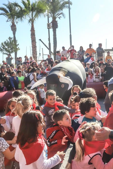 Toros "bravos" y carreras con el San Fermín infantil en de las fiestas patronales de Torrevieja