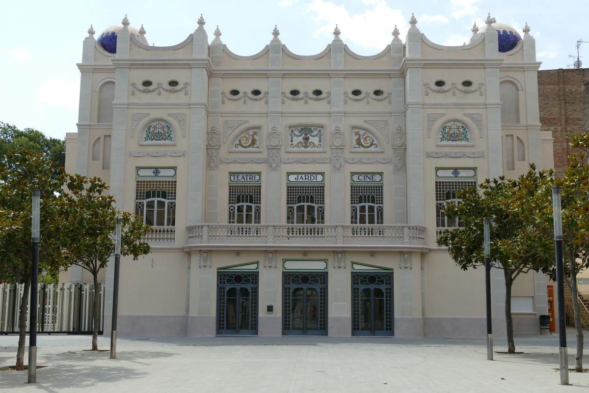En Imatges | Com ha quedat la façana del Teatre El Jardí després de la renovació?