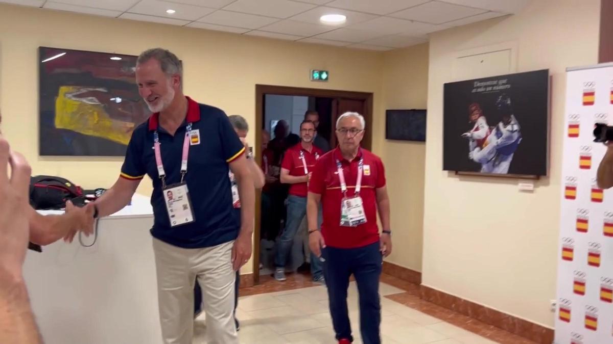 Felipe VI saluda a los periodistas de Paris 2024