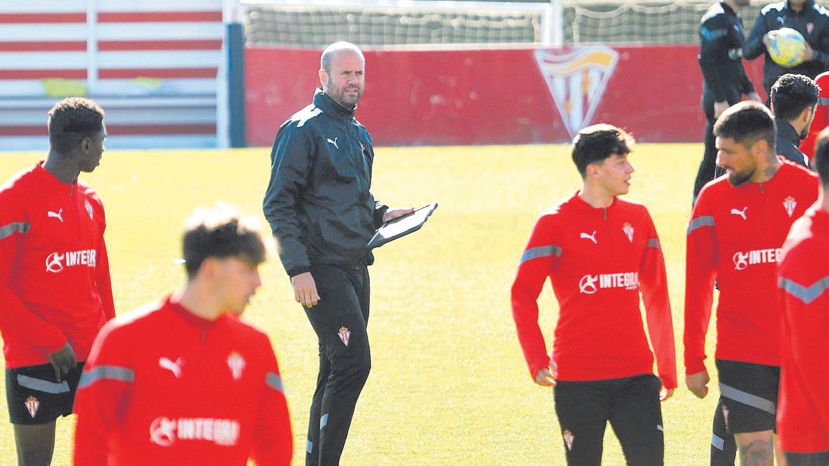 Miguel Ángel Ramírez, dirigiendo el entrenamiento en Mareo, con Marsà y Jordan Carrillo en primer término.