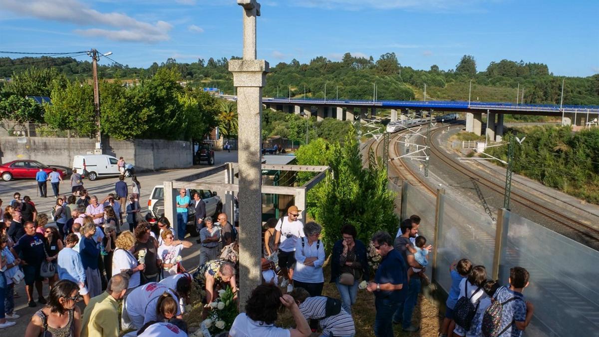 Concentración en la curva en la que se salió el tren de Alvia en Santiago de Compostela en el sexto aniversario del accidente