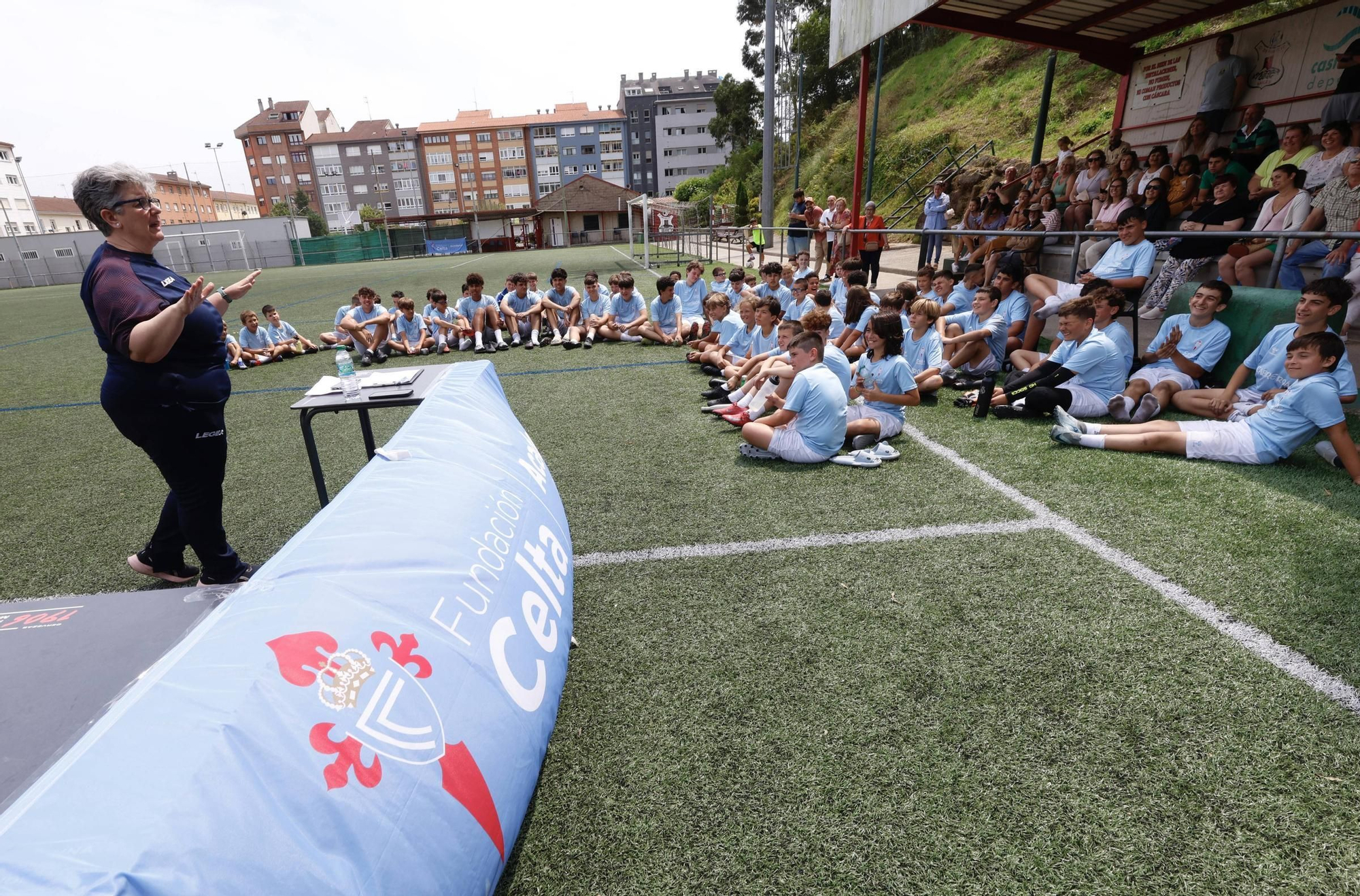 EN IMÁGENES: El campus del Celta de Vigo con los niños del Raíces, en Castrillón