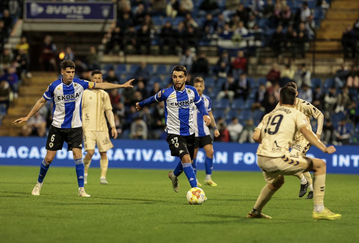Mehdi Puch conduce el balón mientras busca una opción de pase.