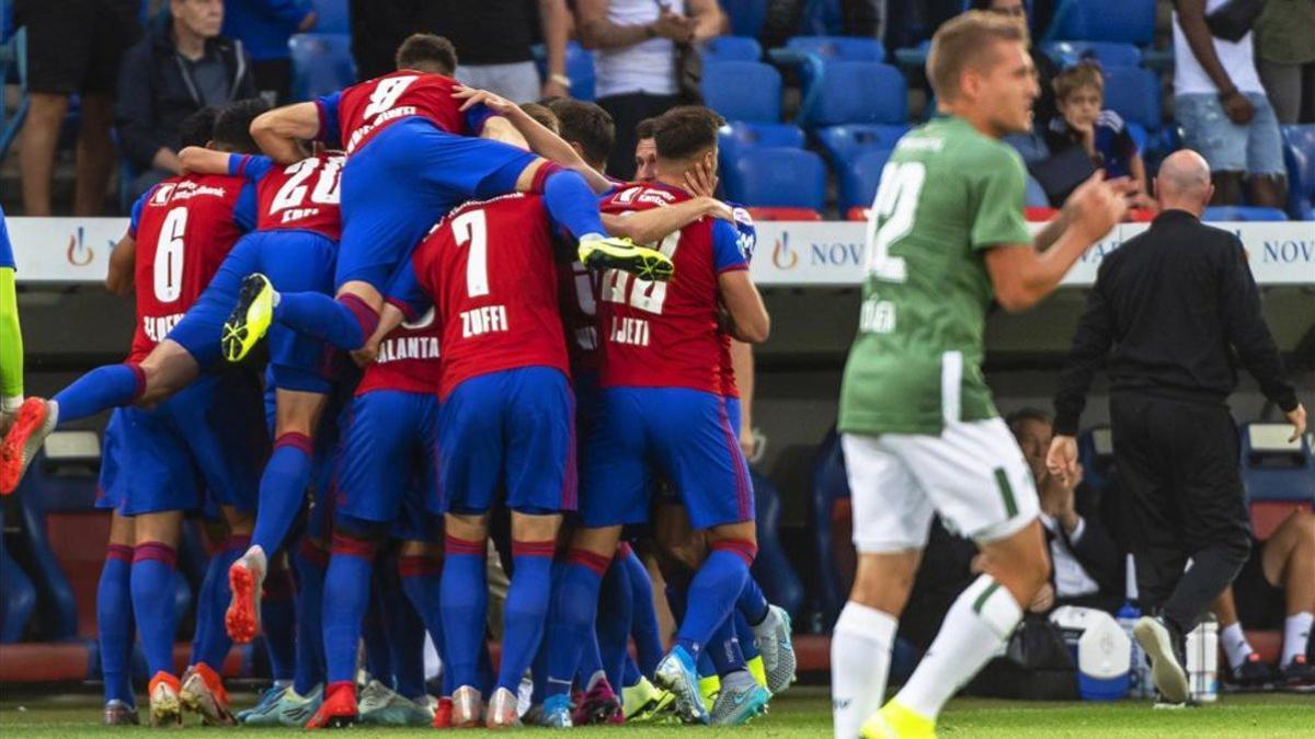 Los jugadores del Basilea celebran una de las dianas que dejaba fuera al PSV Eindhoven.