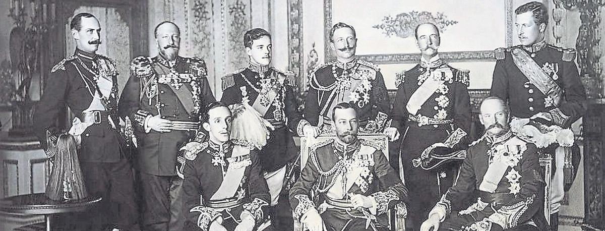 Nueve reyes europeos fotografiados en Windsor en el funeral del rey Eduardo VII, el 20 de mayo de 1910: de pie, Haakon VII (Noruega), Fernando I (Bulgaria), Manuel II (Portugal), Guillermo II (Alemania), Jorge I (Grecia) y Alberto I (Bélgica), y sentados, Alfonso XIII (España), Jorge V (Reino Unido) y Federico VIII (Dinamarca).