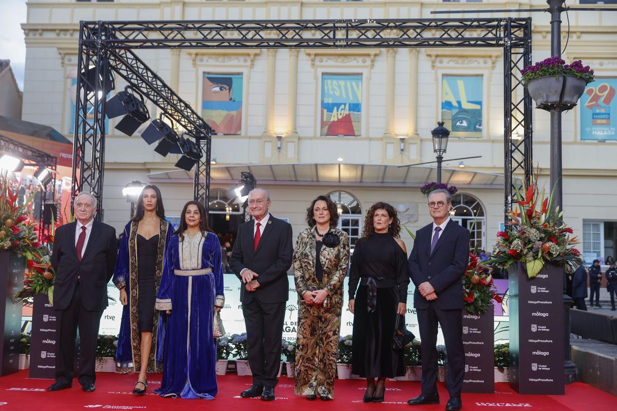 El alcalde Málaga Francisco de la Torre Prados (c), el director del Festival Juan Antonio Vigar (d) y el presidente de la Academia de las Artes y las Ciencias Cinematográficas de España Fernando Méndez-Leite (i), entre otros, posan a su llegada este viernes a la 29.ª edición del Festival de Cine en Español de Málaga (Andalucía).