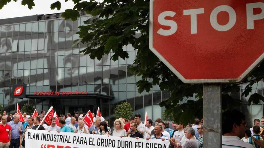 Protesta ayer de trabajadores de Duro ante la sede corporativa, en Gijón.