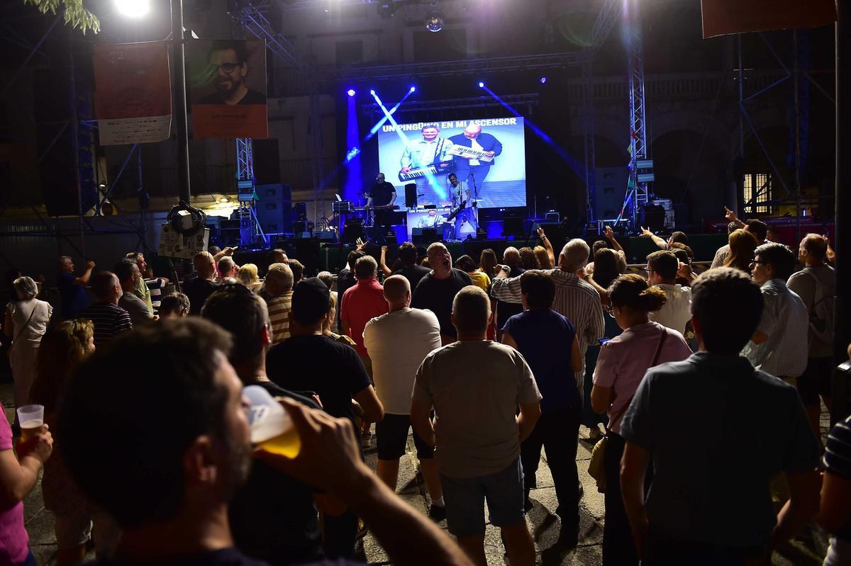 Fotogalería | Las imágenes de los conciertos de Paco Santos y Un pingüino, en la feria de Plasencia
