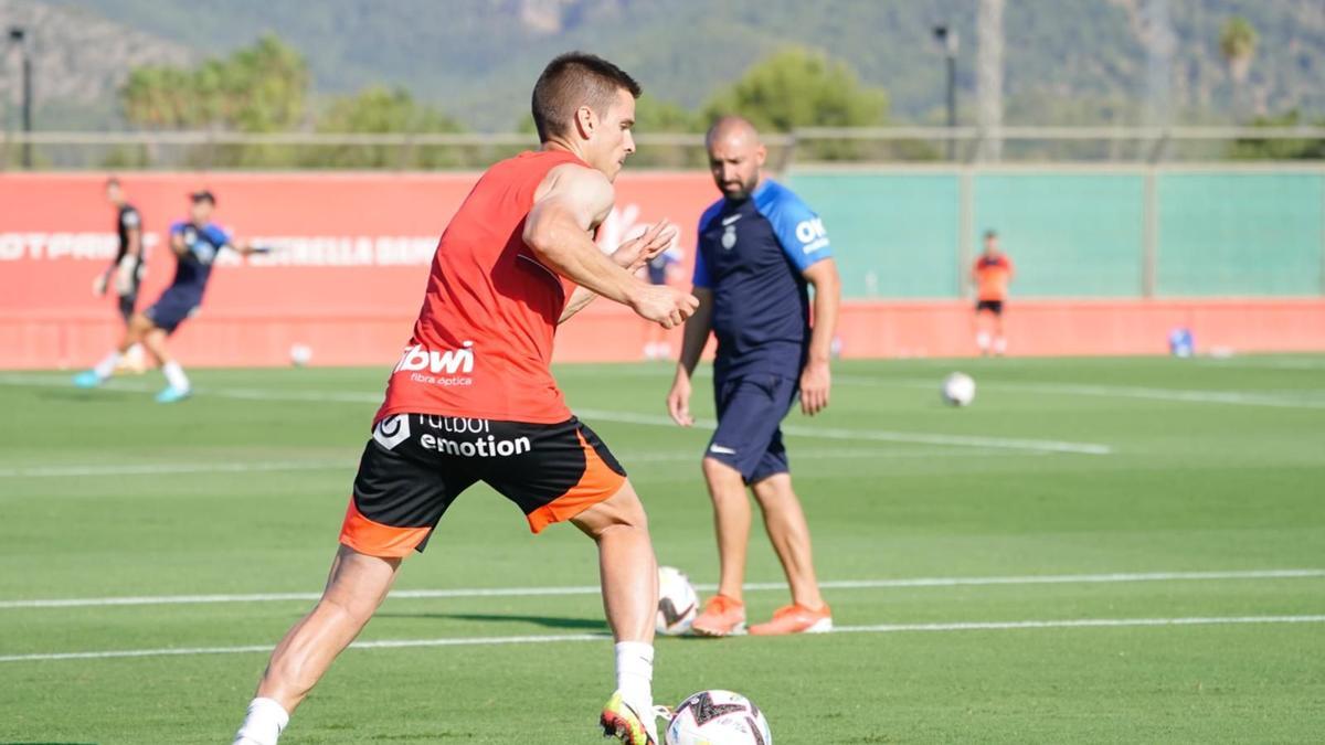 Galarreta conduce el balón durante su entrenamiento en Son Bibiloni.