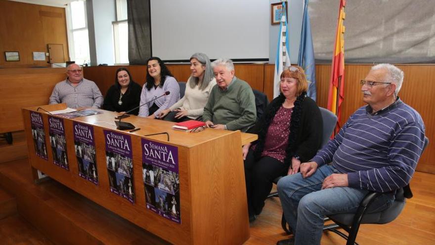 La alcaldesa y representantes de las cofradías religiosas presentaron ayer el programa en el Concello. |   // SANTOS ÁLVAREZ