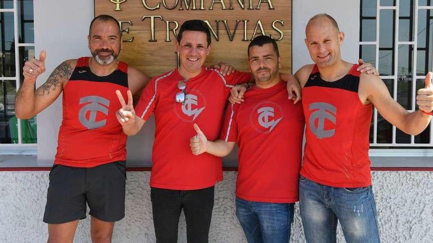 Juan Loureiro, Manuel Dorado, Antón García y Dani Ledo, equipo de la Compañía de Tranvías que participa en el maratón.