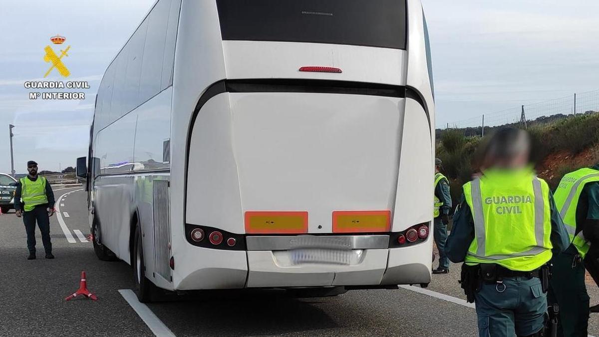 Control a un autobús en la Nacional 630 a la altura de San Cebrián de Castro, donde se intervino una pastilla de habís a uno de los pasajeros.