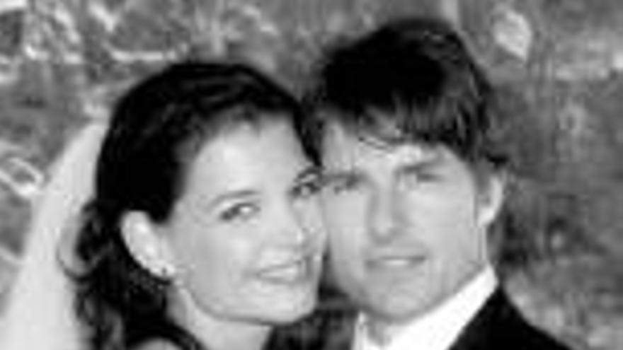 Tom Cruise y Katie Holmes muestran una foto de su boda