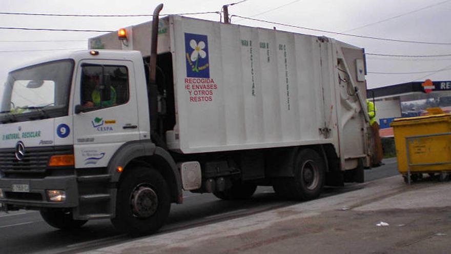 Imagen de uno de los camiones de recogida de basuras que operan en el municipio. / la opinión