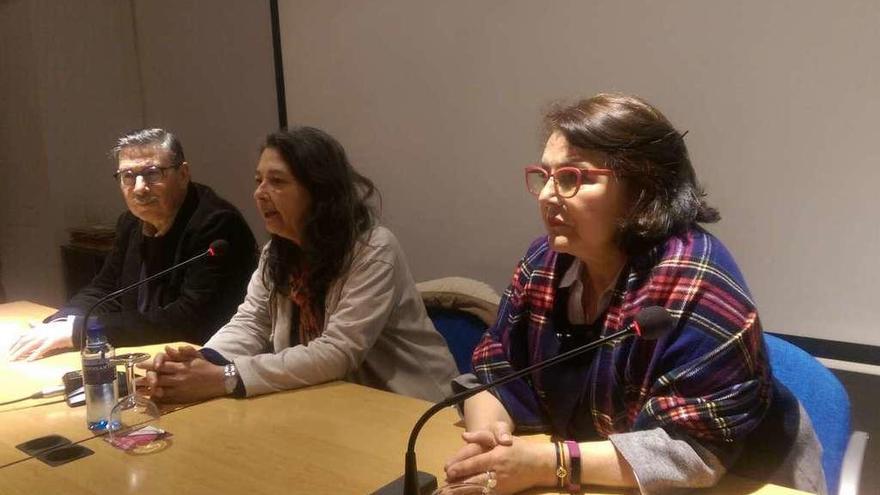 Higinio del Río, director de la Casa de Cultura; la edil Marisa Elviro, y María Jesús Villaverde durante la conferencia, ayer, en Llanes.