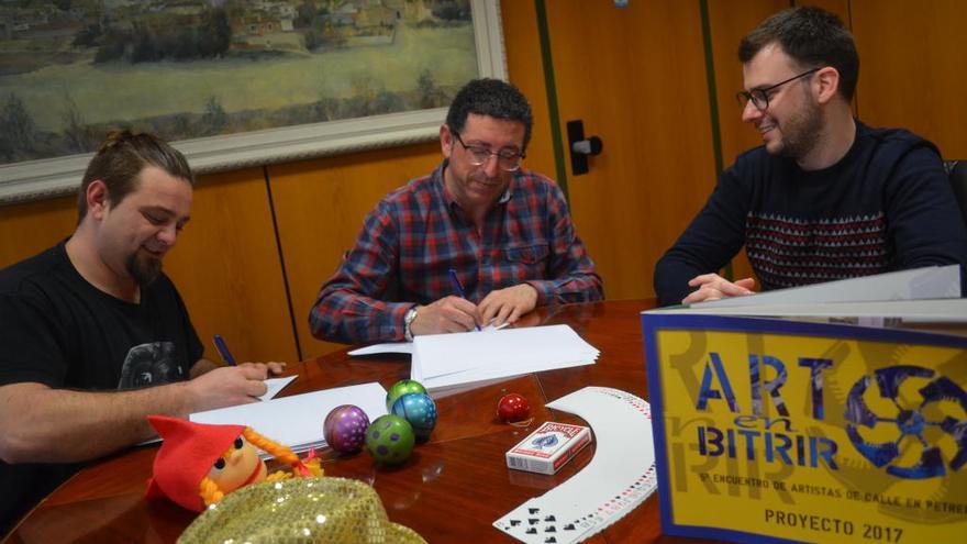 El alcalde Alfonso Lacasa firmando el convenio con Portillo y Montoya