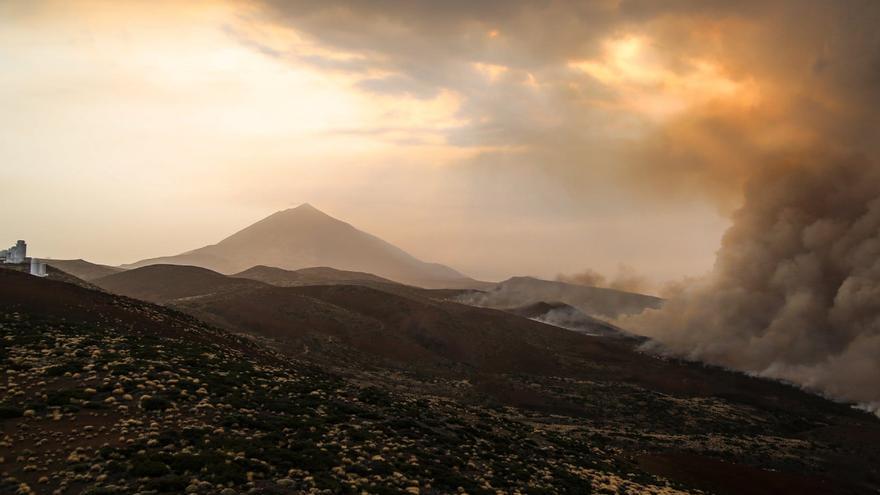 El incendio de Tenerife llega al Parque Nacional del Teide