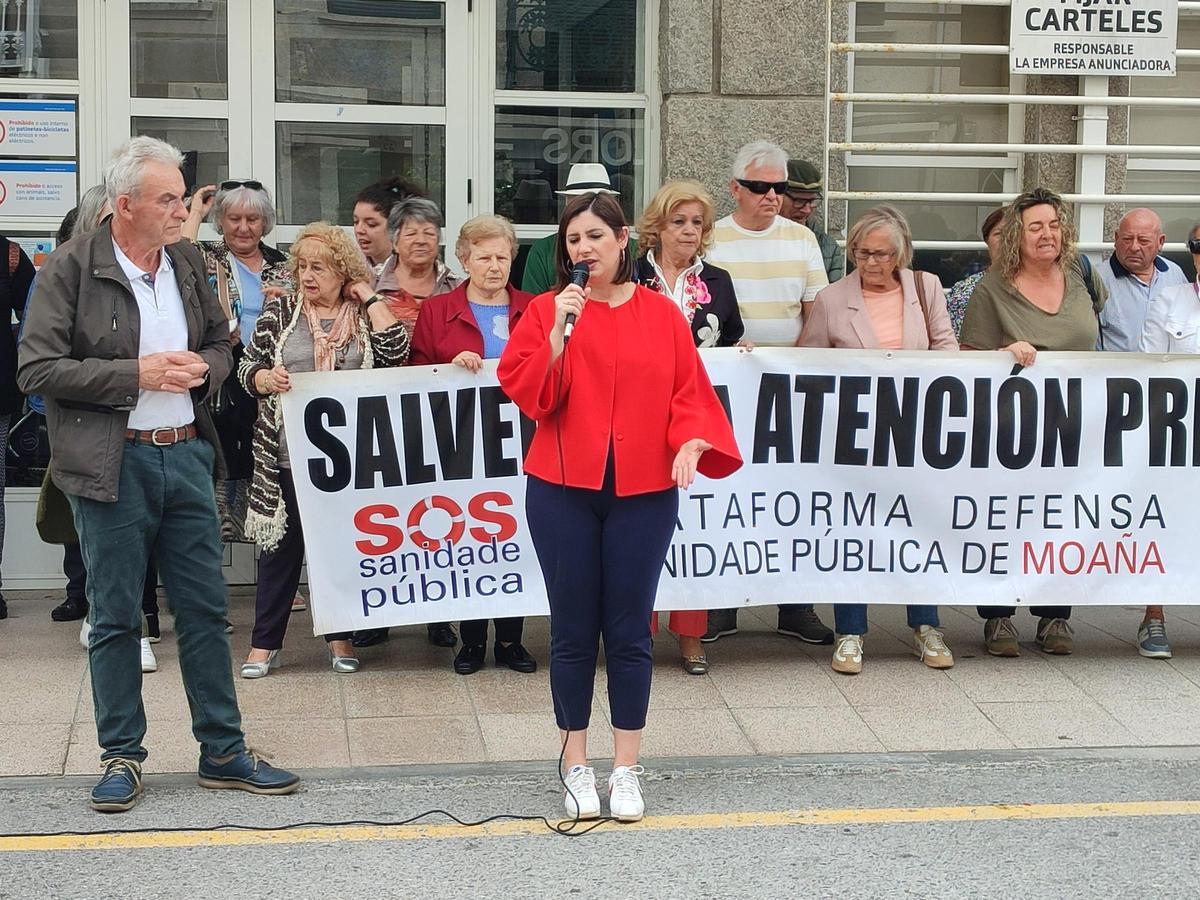 Leticia Santos junto a Gabriel Ferral en la concentración de ayer.