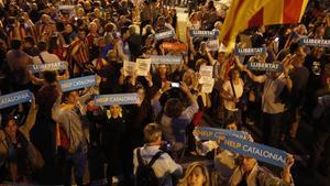 Concentración para pedir la libertad de Jordi Sànchez y Jordi Cuixart en Diagonal con paseo de Gràcia (Barcelona).