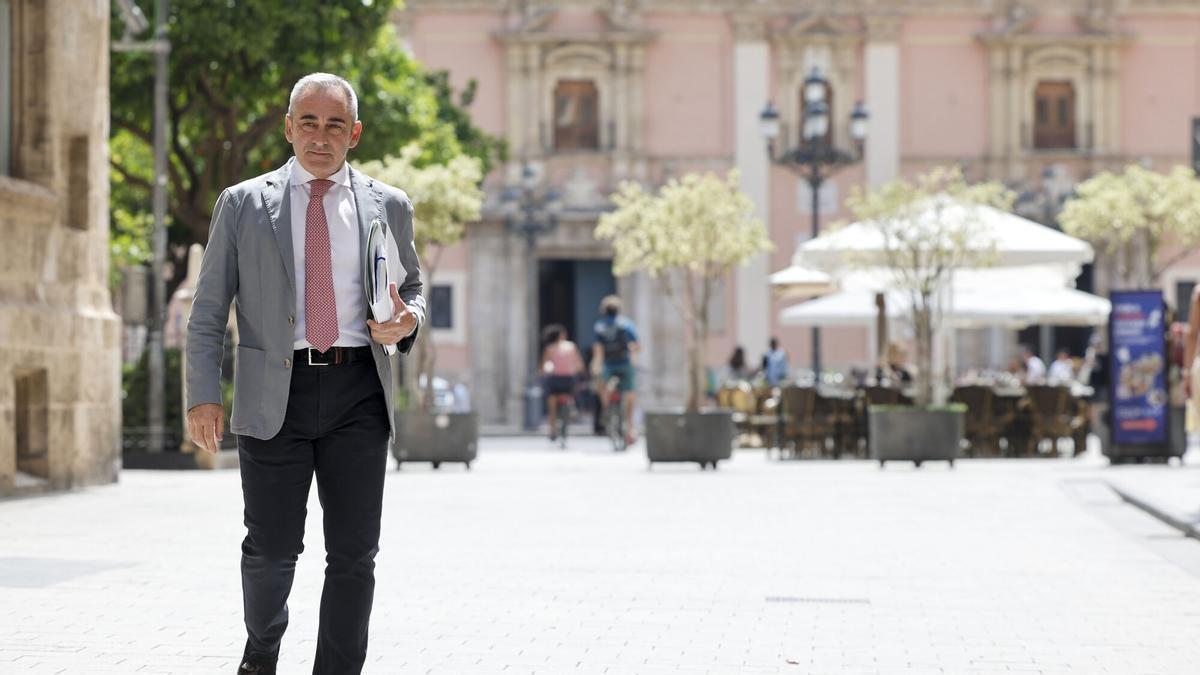 El portavoz del Consell, Miguel Barrachina, a su llegada a la rueda de prensa posterior al pleno del gobierno valenciano.