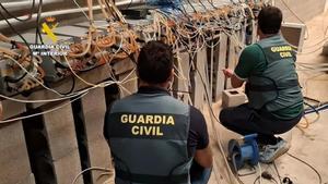 La Guardia Civil desmantela una nave con equipos para minar criptomonedas enganchados a la luz