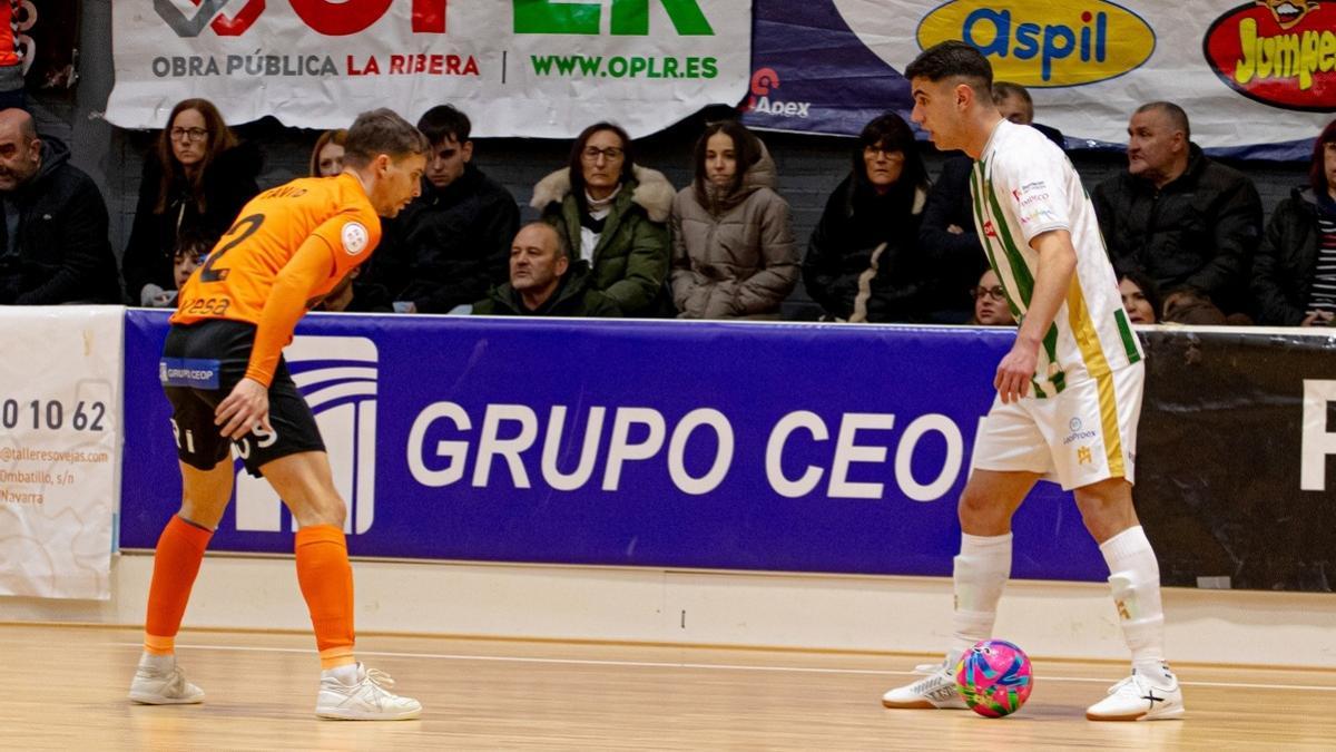 Carlos Gómez controla el balón en el choque ganado por 1 5 por el Córdoba Futsal en Tudela.