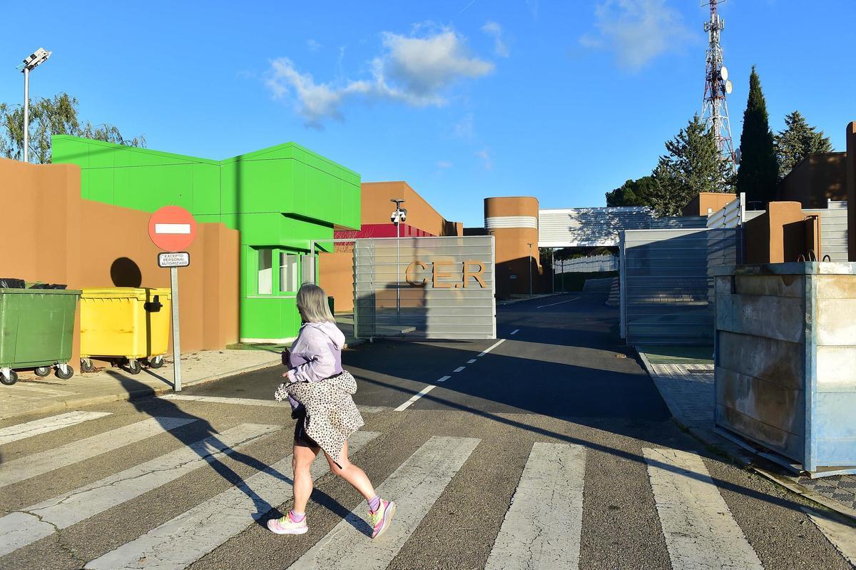 El centro de menores de Plasencia tendrá vigilancia privada hasta su funcionamiento para evitar actos vandálicos.