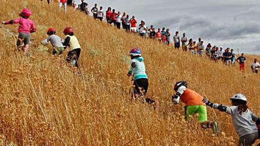 Un momento de las pruebas para niños dentro de la Carrera del Queso.