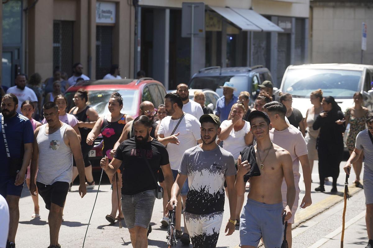 Les imatges de la protesta dels familiars i veïns de les víctimes del crim de la Font de la Pólvora