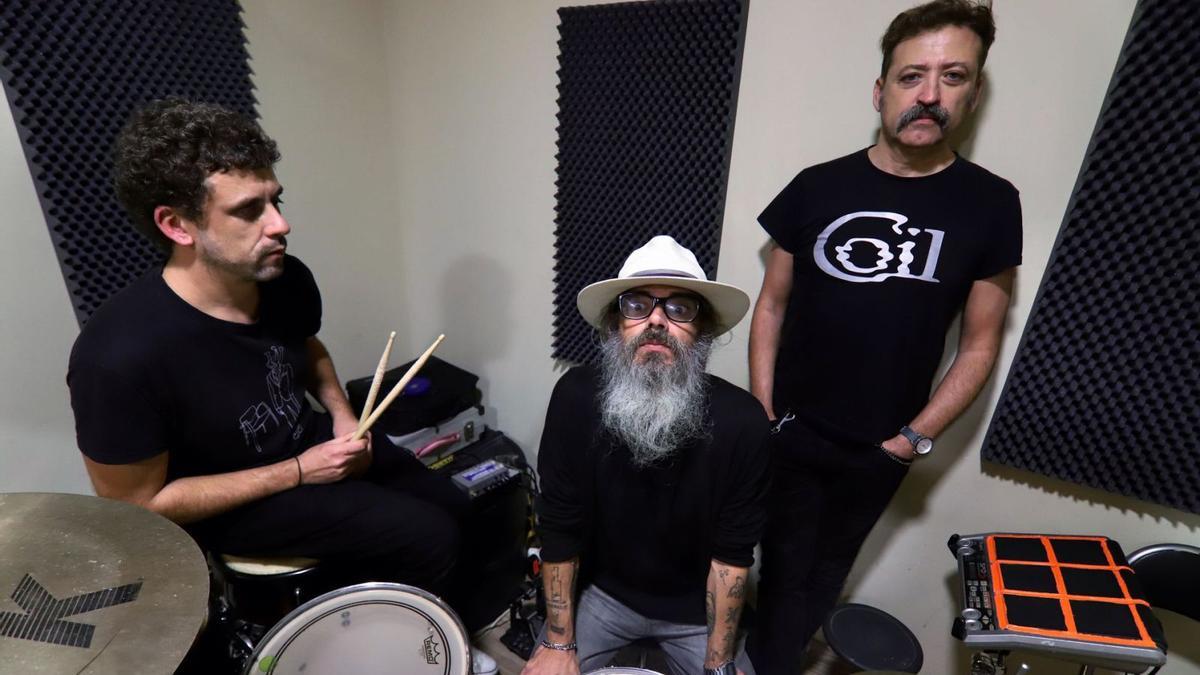 Pepelu López, Raúl Frutos y Alfonso Alfonso en el local   de ensayo.