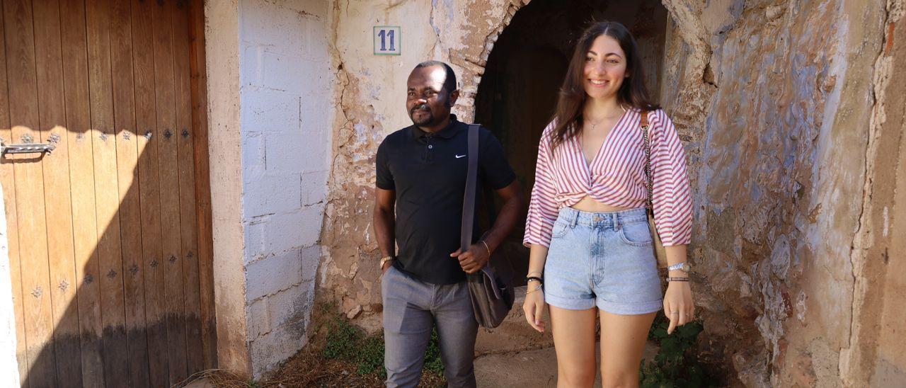 Viviana y Antonio pasean por una calle de Torralba de Ribota, donde están realizando su estancia de Erasmus rural.