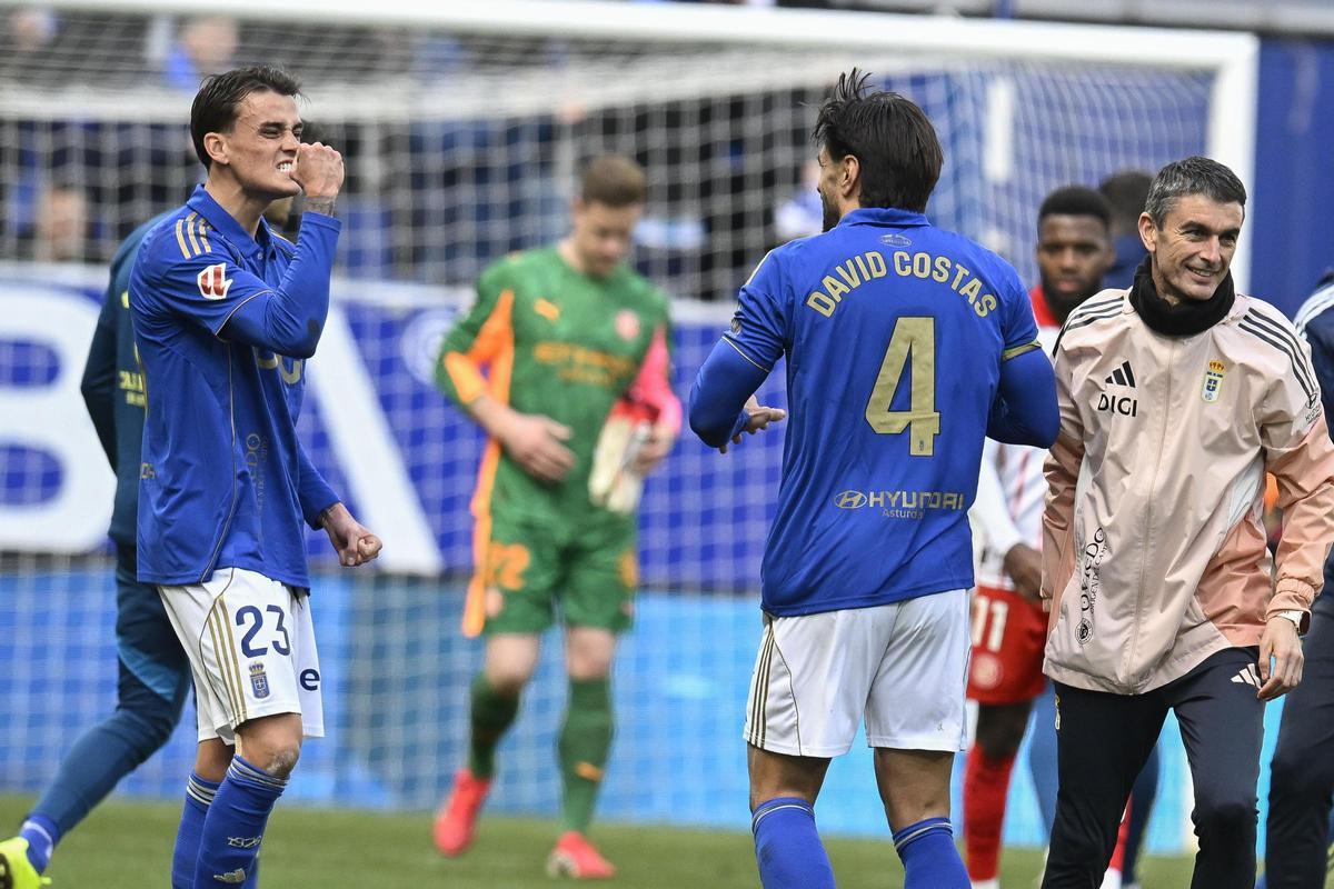 Los jugadores del Oviedo celebran su triunfo ante el Girona en el Tartiere, con Ter Stegen de fondo.