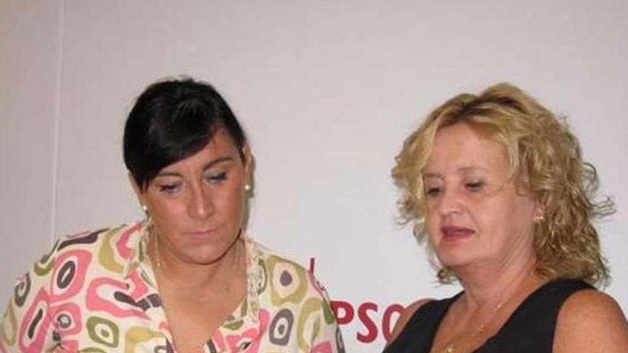 Ana Sánchez y Mar Rominguera en la sede socialista.