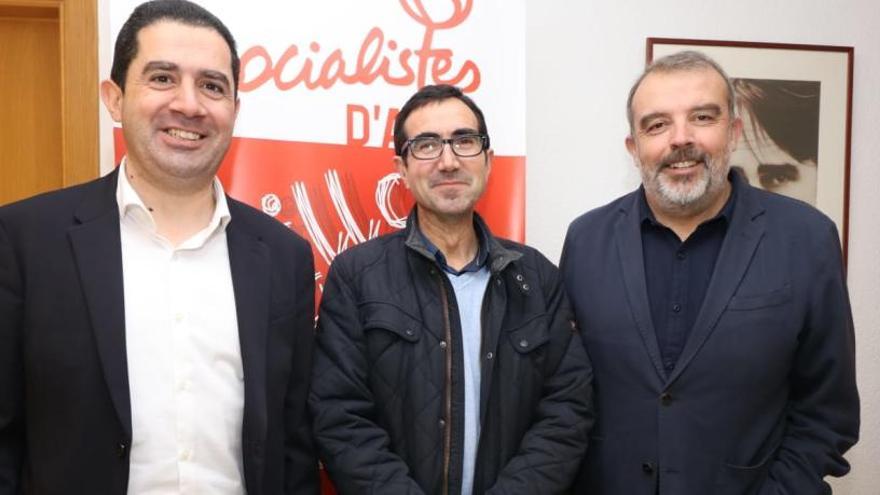 De izquierda a derecha, el alcalde, Antonio Francés, Jordi SIlvestre, y el portavoz socialista, Jordi Martínez.