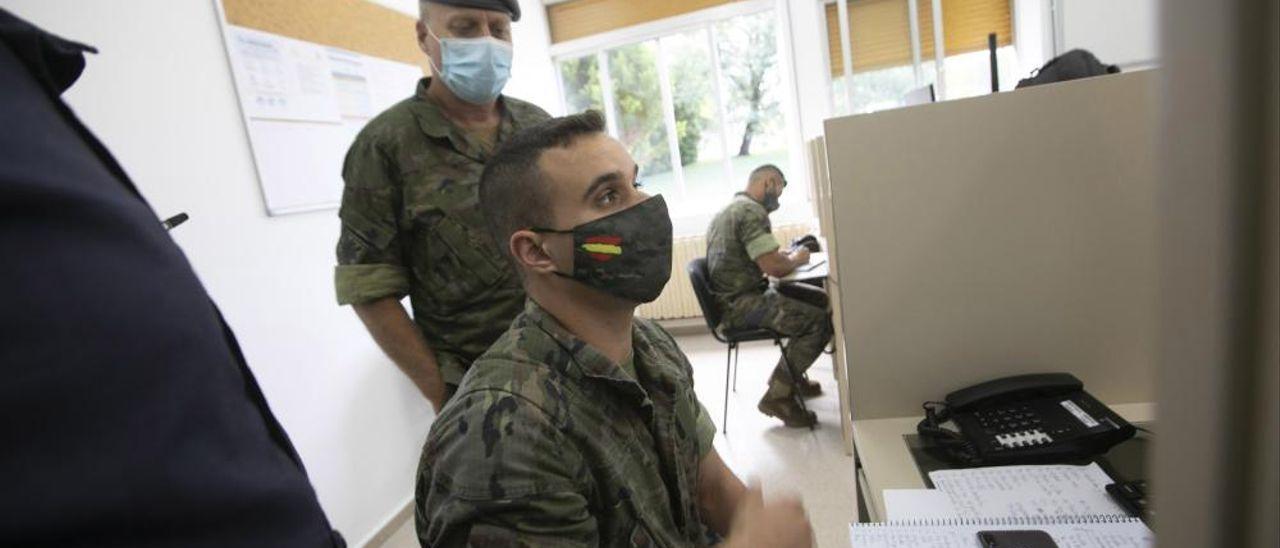 Rastreadores del covid del ejército en el cuartel del Cabo Noval.