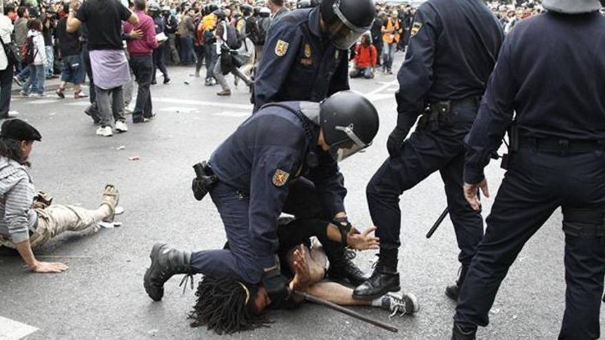 Cargas policiales contra los concentrados cerca del Congreso de los Diputados