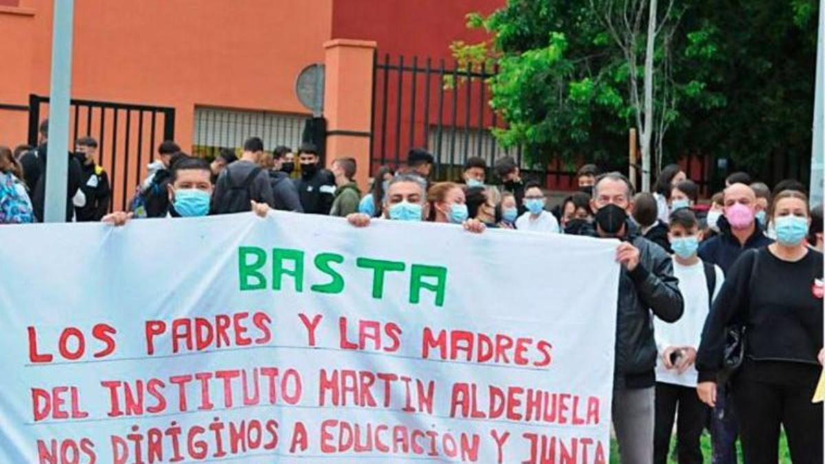 Protesta de los padres y las madres del IES Martín de Aldehuela.