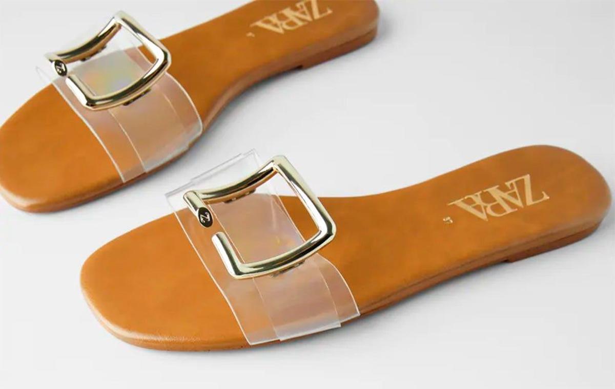 Sandalias de Zara con vinilo y color cuero. (Precio: 29,95 euros. Precio rebajado: 15,99 euros)