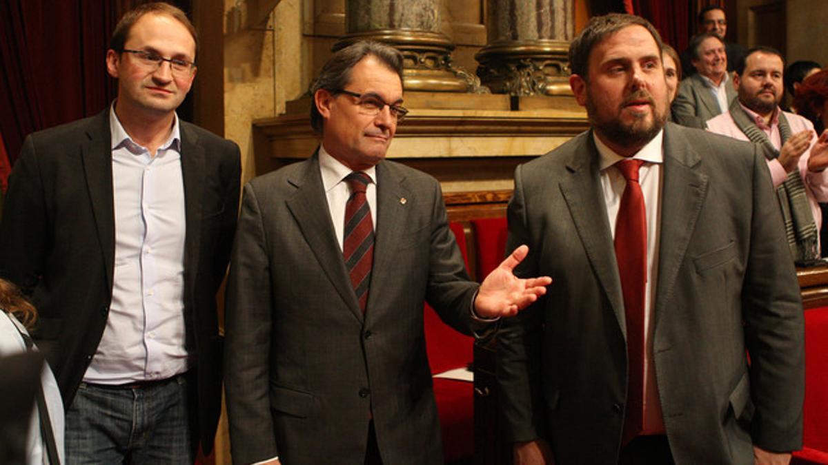 El 'president', Artur Mas, junto a los líderes de ERC e ICV, Oriol Junqueras (derecha) y Joan Herrera (izquierda), en el Parlament.