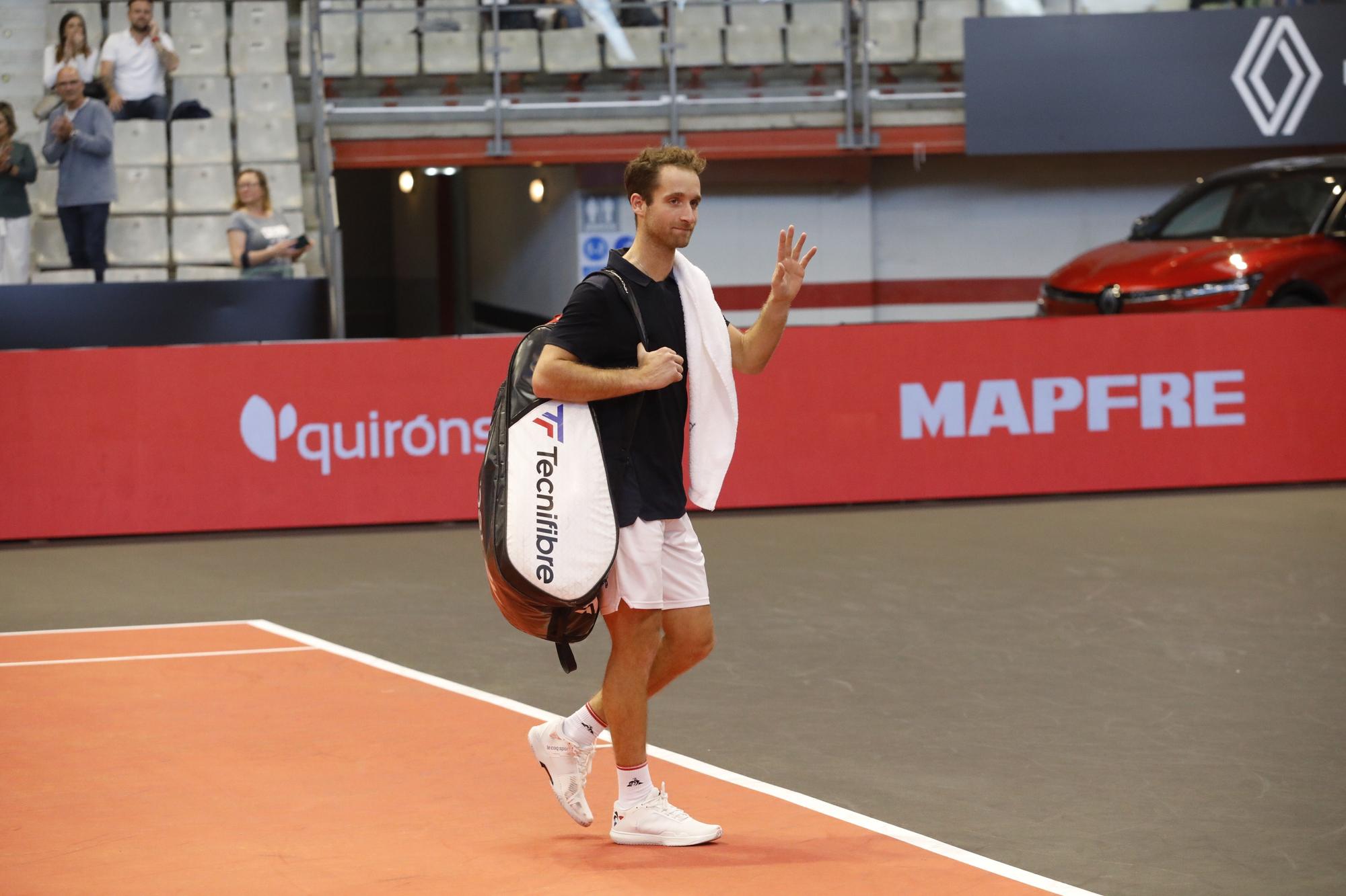 Sebastián Baez se lesiona la rodilla en el Open Open y abandona la pista en silla de ruedas