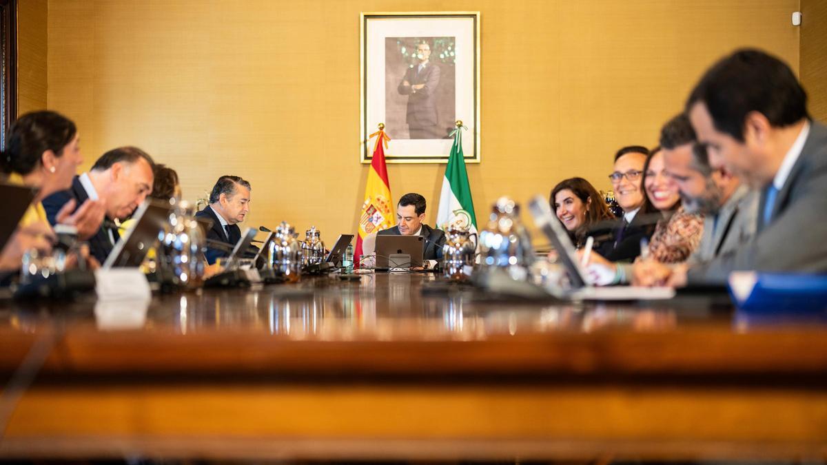 Juanma Moreno preside una reunión del Consejo de Gobierno de la Junta de Andalucía.