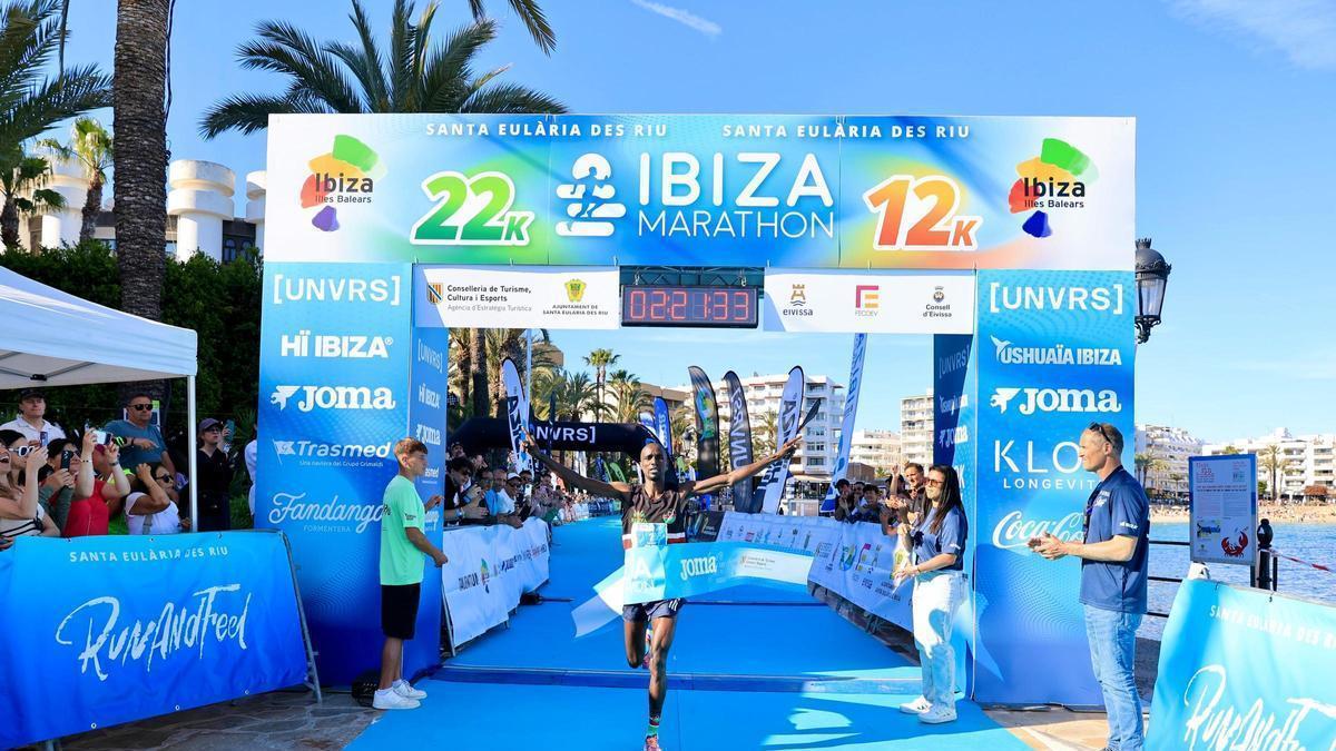 Samson Keiyo ganador 42K Santa Eulària Ibiza Marathon, instantes previos a cruzar la línea de meta.