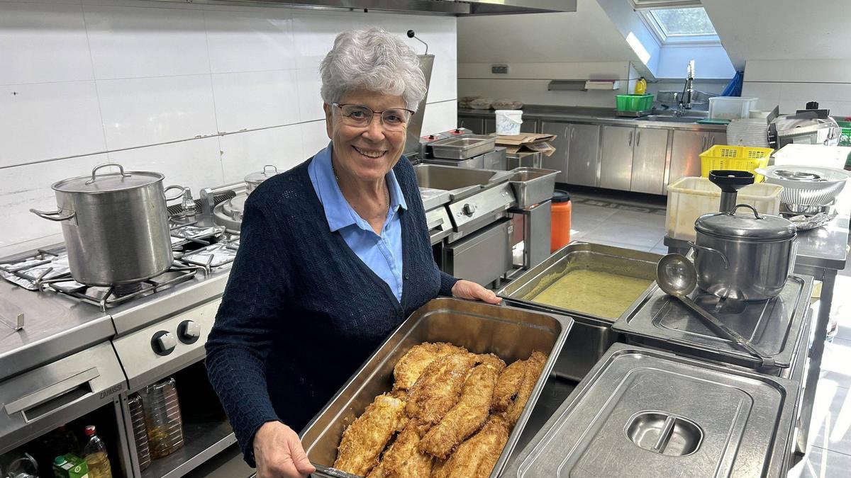 Sor Alicia Lourido muestra la merluza a la romana del menú de un día de semana en la Cocina Económica de Santiago