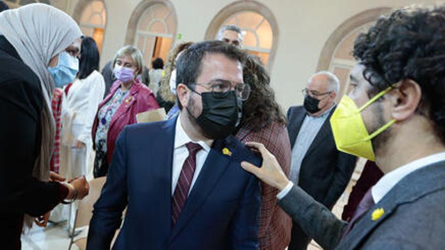 El diputat de JxCat Damià Calvet saluda el candidat republicà Pere Aragonès, al final del primer debat d&#039;investidura al Parlament. Barcelona, 26 de març del 2021