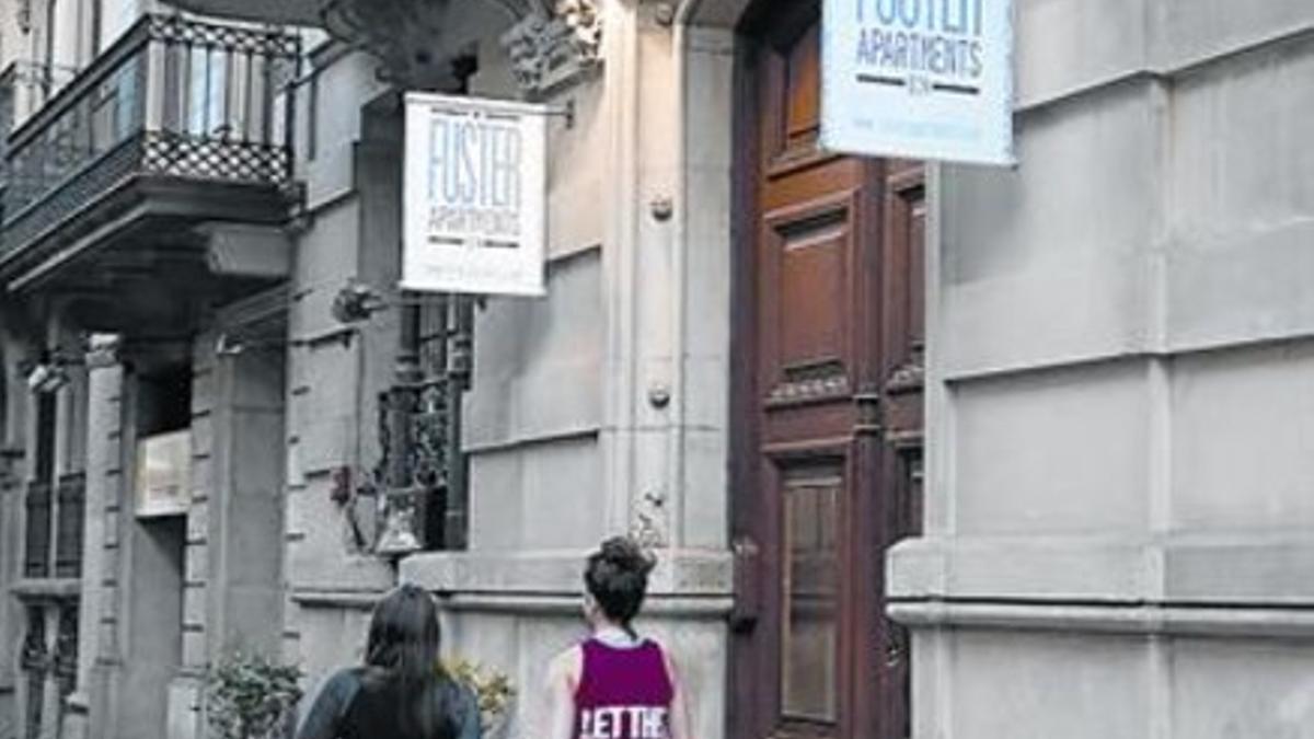 Edificio con apartamentos turísticos legales en la calle de València.