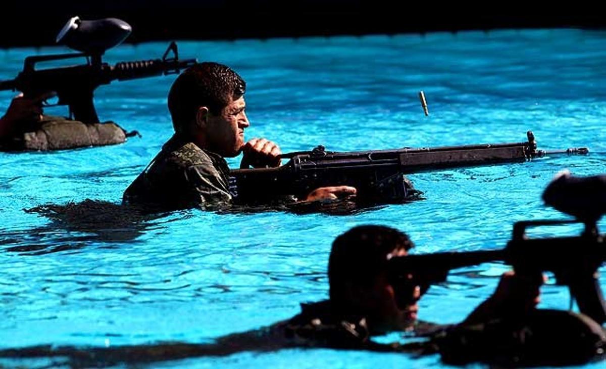 Un cadet de l’exèrcit dispara una arma dins d’una piscina en un camp d’entrenament de combat, durant una demostració per a la premsa a l’escola militar Heroic Col·legi Militar a la Ciutat de Mèxic (Mèxic).