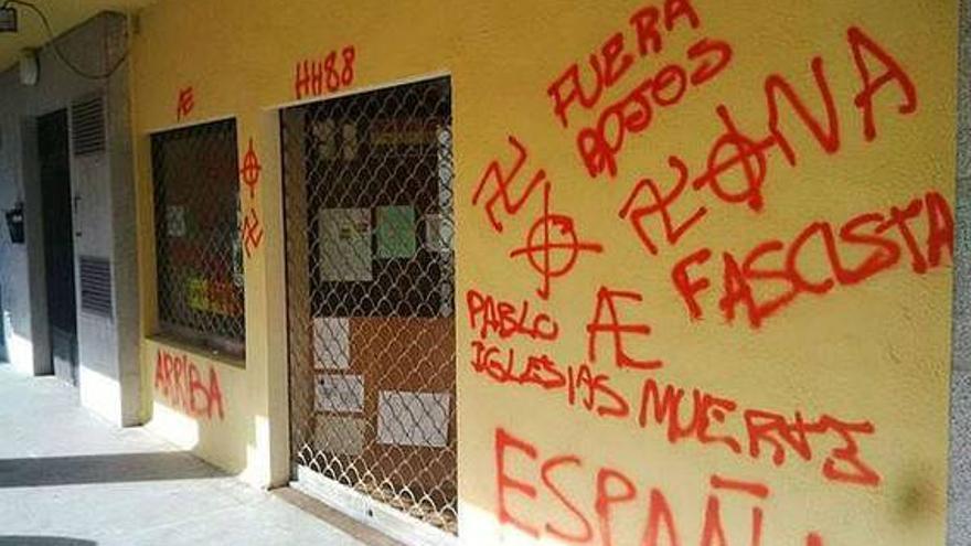Pintadas amenazantes en la sede de Podemos de San Lorenzo del Escorial
