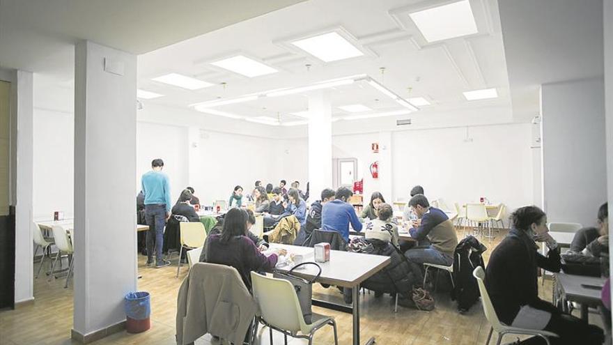 Medicina abre al fin su cafetería después de cuatro meses cerrada