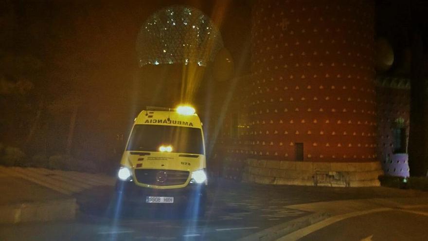 Una ambulància al costat del CAP Ernest Lluch.